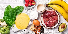 Alimentos con biotina (vitamina B7) como huevo, nueces y espinaca: la vitamina que suma SigmaDrops