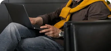 Hombre con laptop llenando el formulario de pedido de SigmaDrops